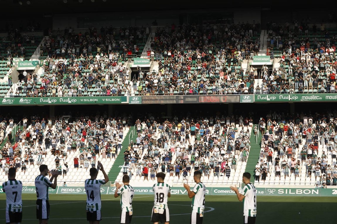 El regreso masivo del público a la grada del Arcángel en el Córdoba CF - Cádiz B, en imágenes
