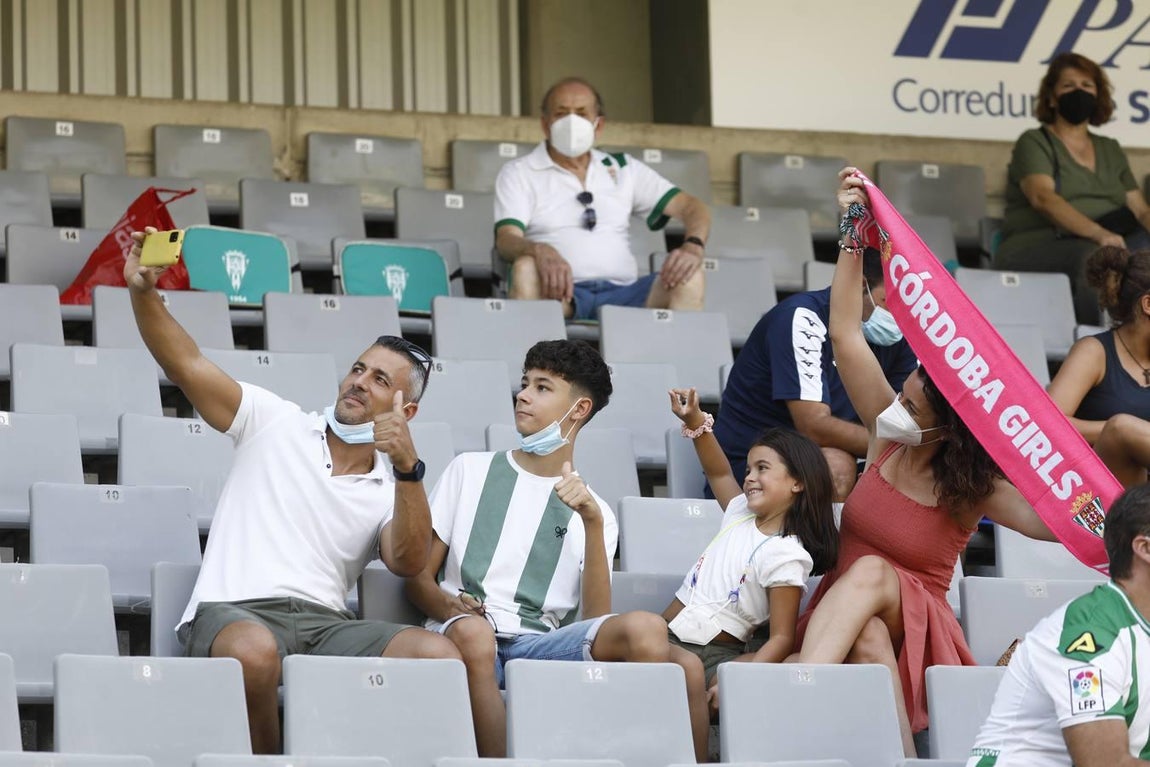 El regreso masivo del público a la grada del Arcángel en el Córdoba CF - Cádiz B, en imágenes