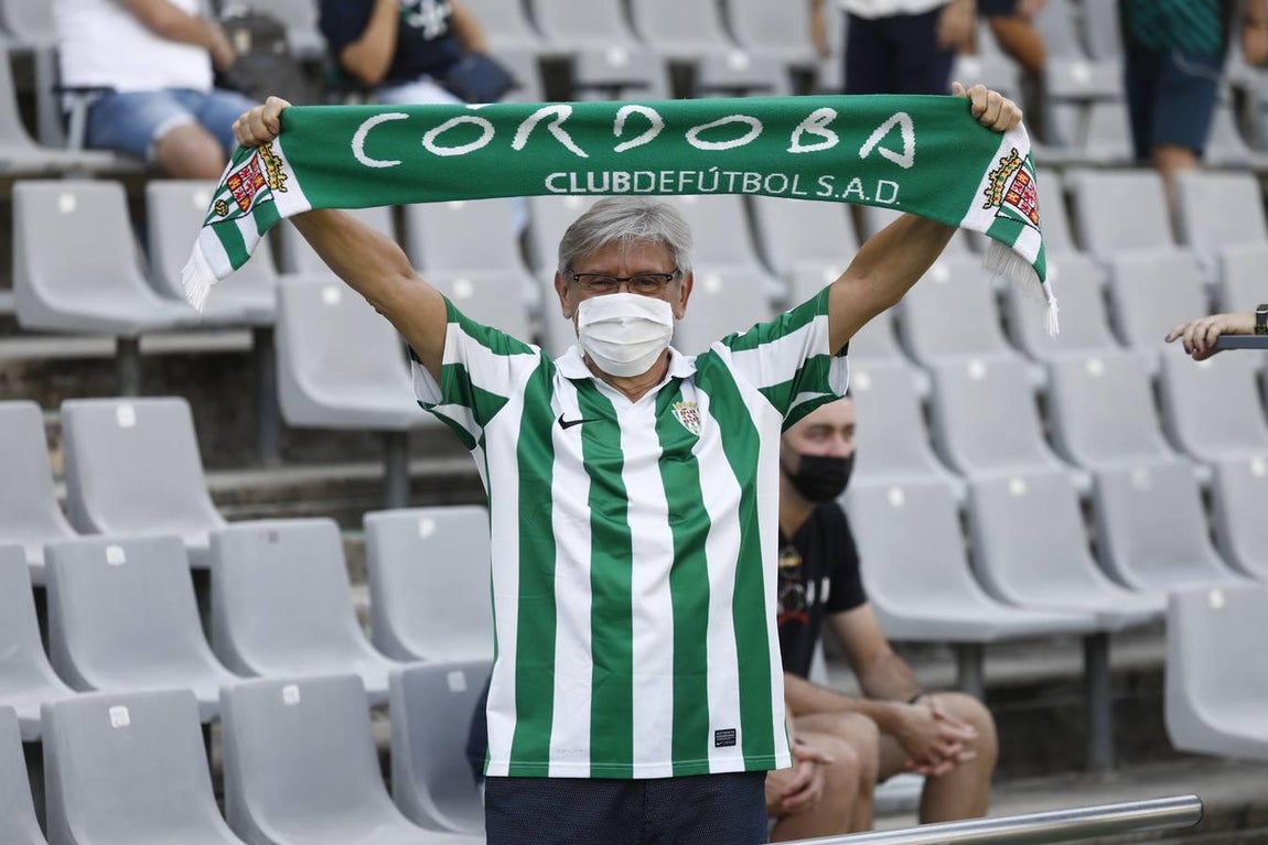 El regreso masivo del público a la grada del Arcángel en el Córdoba CF - Cádiz B, en imágenes