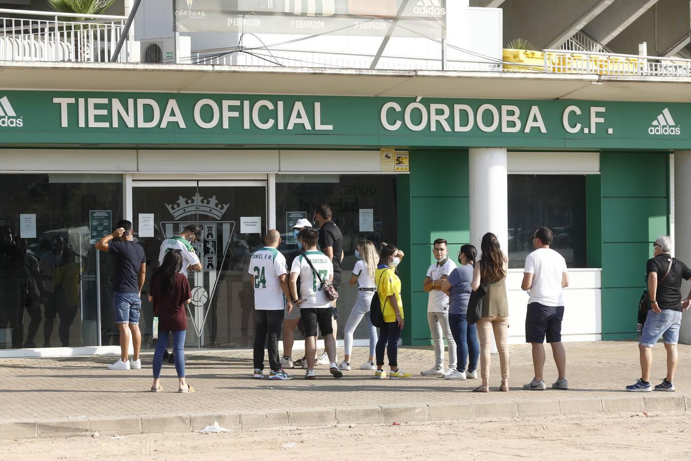 El regreso masivo del público a la grada del Arcángel en el Córdoba CF - Cádiz B, en imágenes
