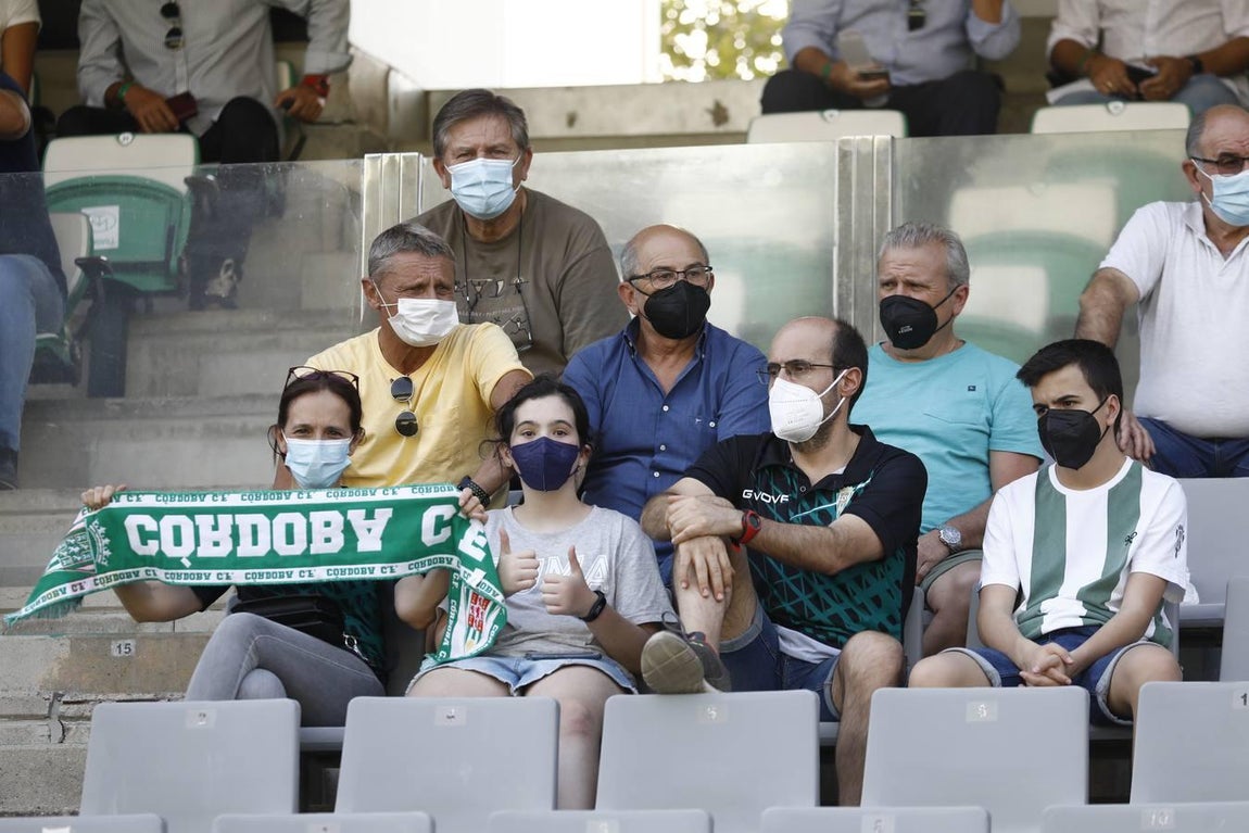 El regreso masivo del público a la grada del Arcángel en el Córdoba CF - Cádiz B, en imágenes