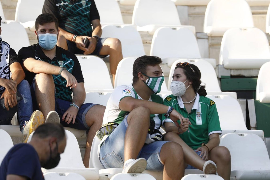 El regreso masivo del público a la grada del Arcángel en el Córdoba CF - Cádiz B, en imágenes