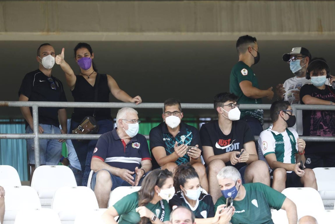El regreso masivo del público a la grada del Arcángel en el Córdoba CF - Cádiz B, en imágenes