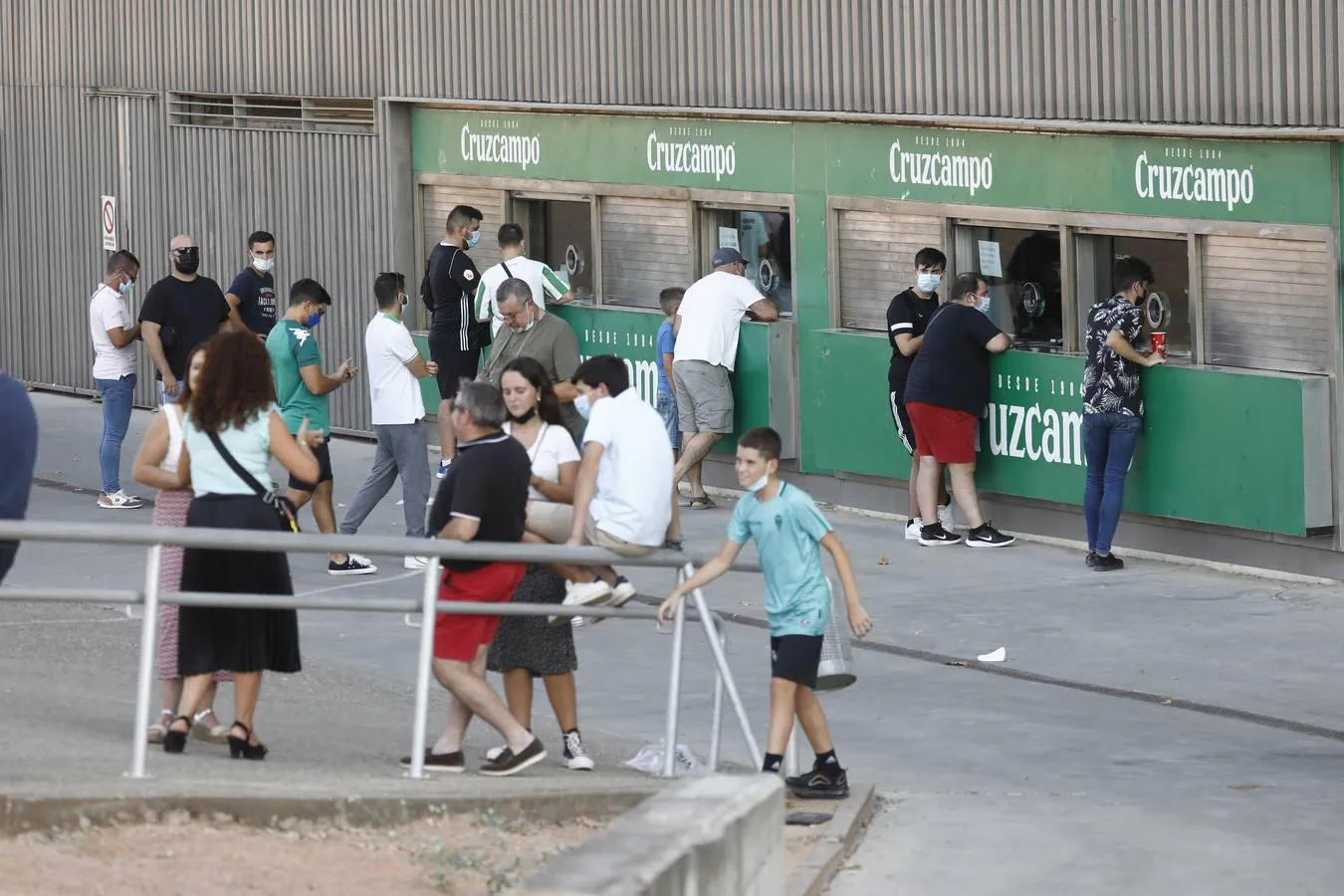 El regreso masivo del público a la grada del Arcángel en el Córdoba CF - Cádiz B, en imágenes