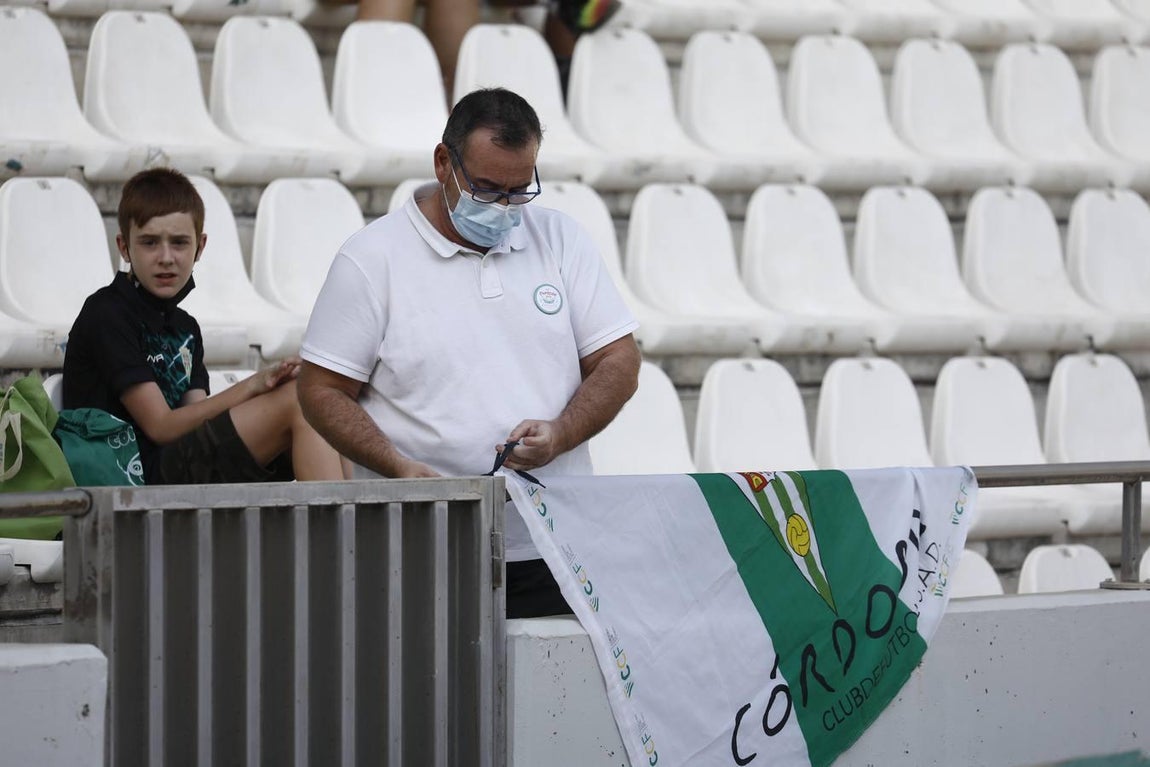 El regreso masivo del público a la grada del Arcángel en el Córdoba CF - Cádiz B, en imágenes
