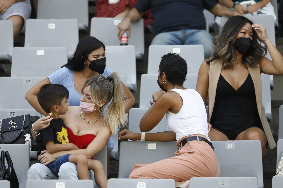 El regreso masivo del público a la grada del Arcángel en el Córdoba CF - Cádiz B, en imágenes