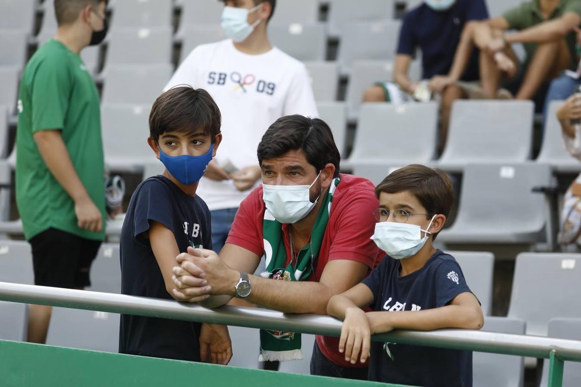 El regreso masivo del público a la grada del Arcángel en el Córdoba CF - Cádiz B, en imágenes