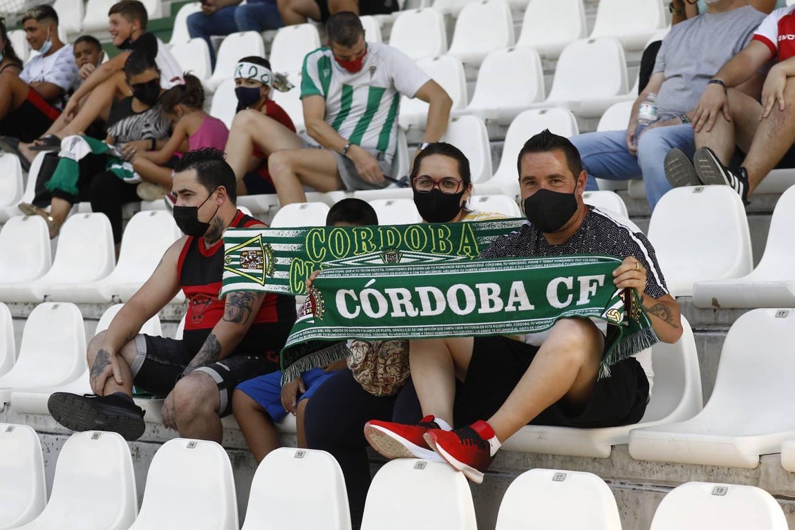 El regreso masivo del público a la grada del Arcángel en el Córdoba CF - Cádiz B, en imágenes
