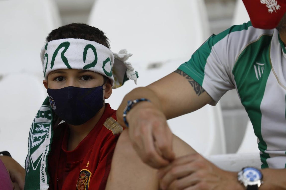 El regreso masivo del público a la grada del Arcángel en el Córdoba CF - Cádiz B, en imágenes