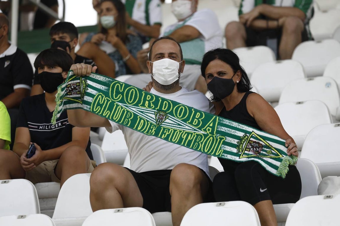 El regreso masivo del público a la grada del Arcángel en el Córdoba CF - Cádiz B, en imágenes