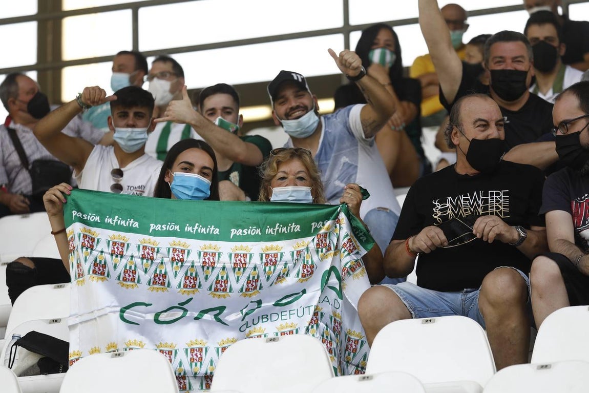 El regreso masivo del público a la grada del Arcángel en el Córdoba CF - Cádiz B, en imágenes