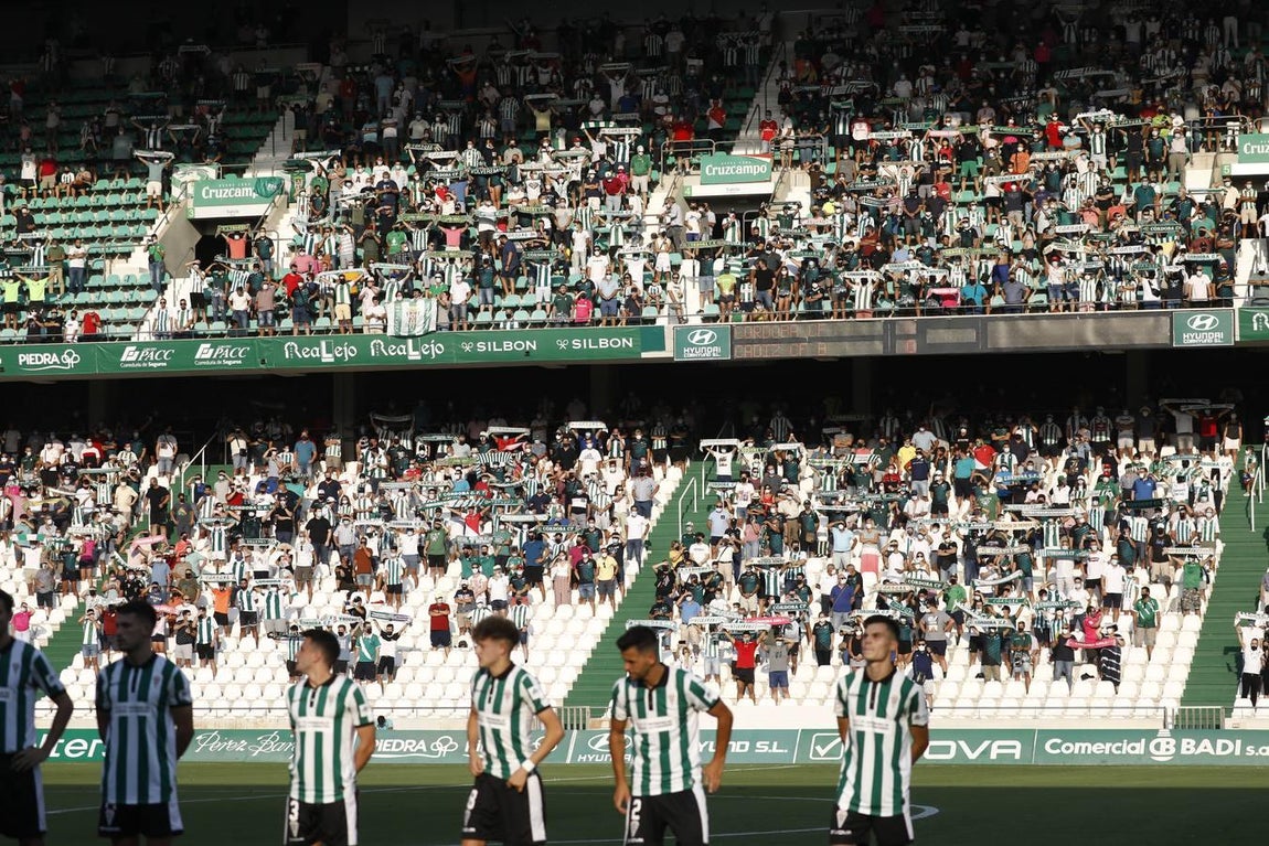 El regreso masivo del público a la grada del Arcángel en el Córdoba CF - Cádiz B, en imágenes