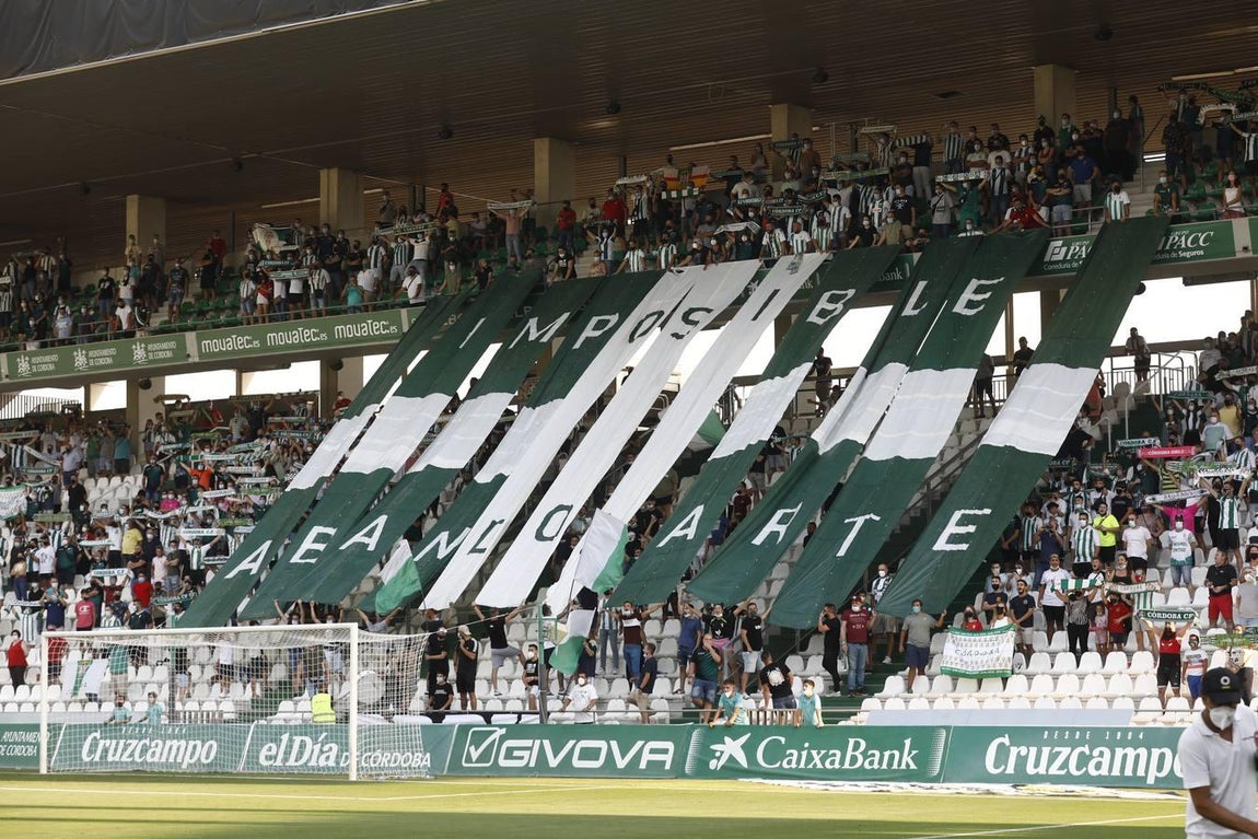 El regreso masivo del público a la grada del Arcángel en el Córdoba CF - Cádiz B, en imágenes