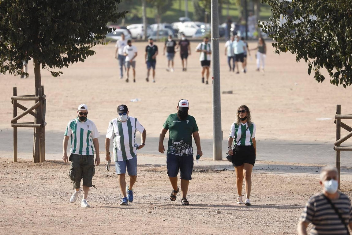 El regreso masivo del público a la grada del Arcángel en el Córdoba CF - Cádiz B, en imágenes