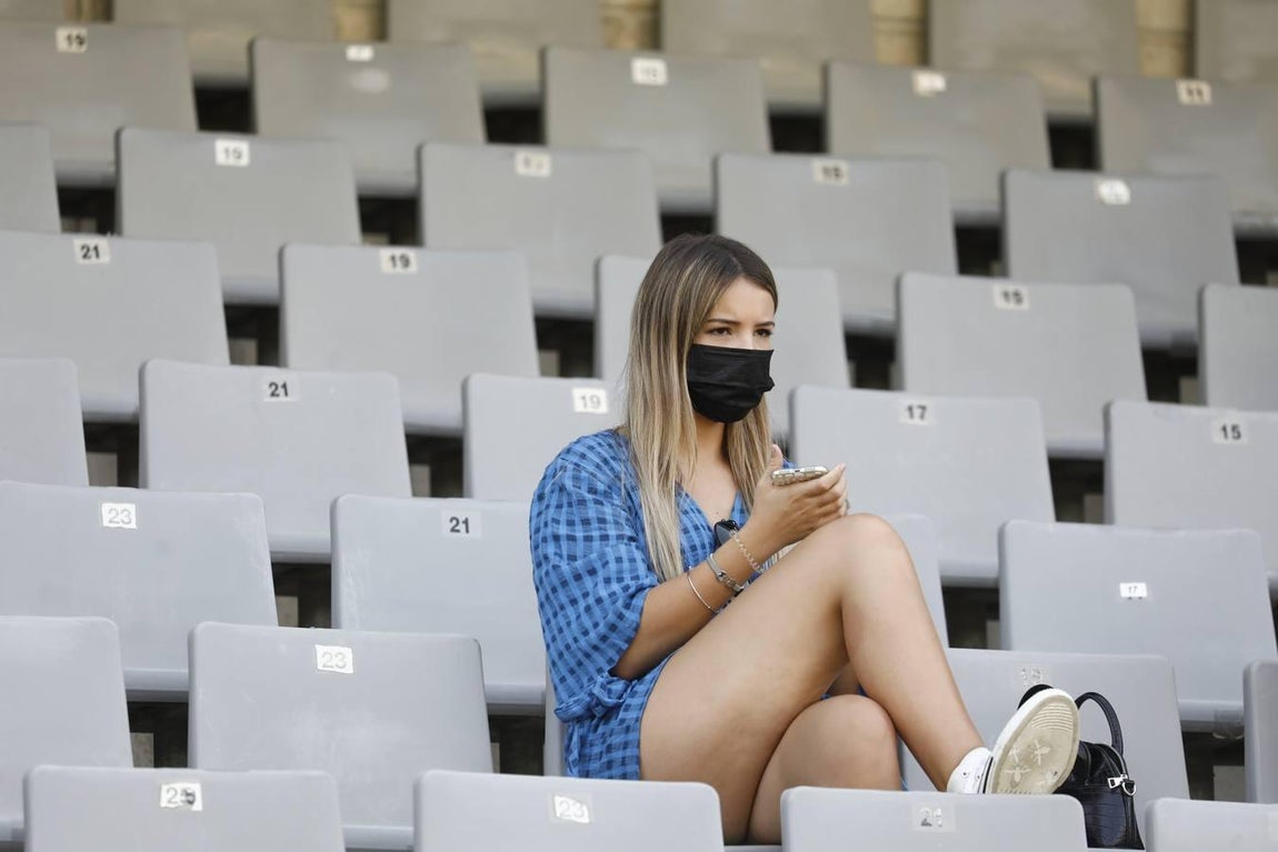 El regreso masivo del público a la grada del Arcángel en el Córdoba CF - Cádiz B, en imágenes