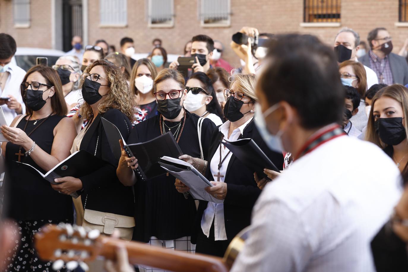 El rezo del rosario de La Soledad, en imágenes