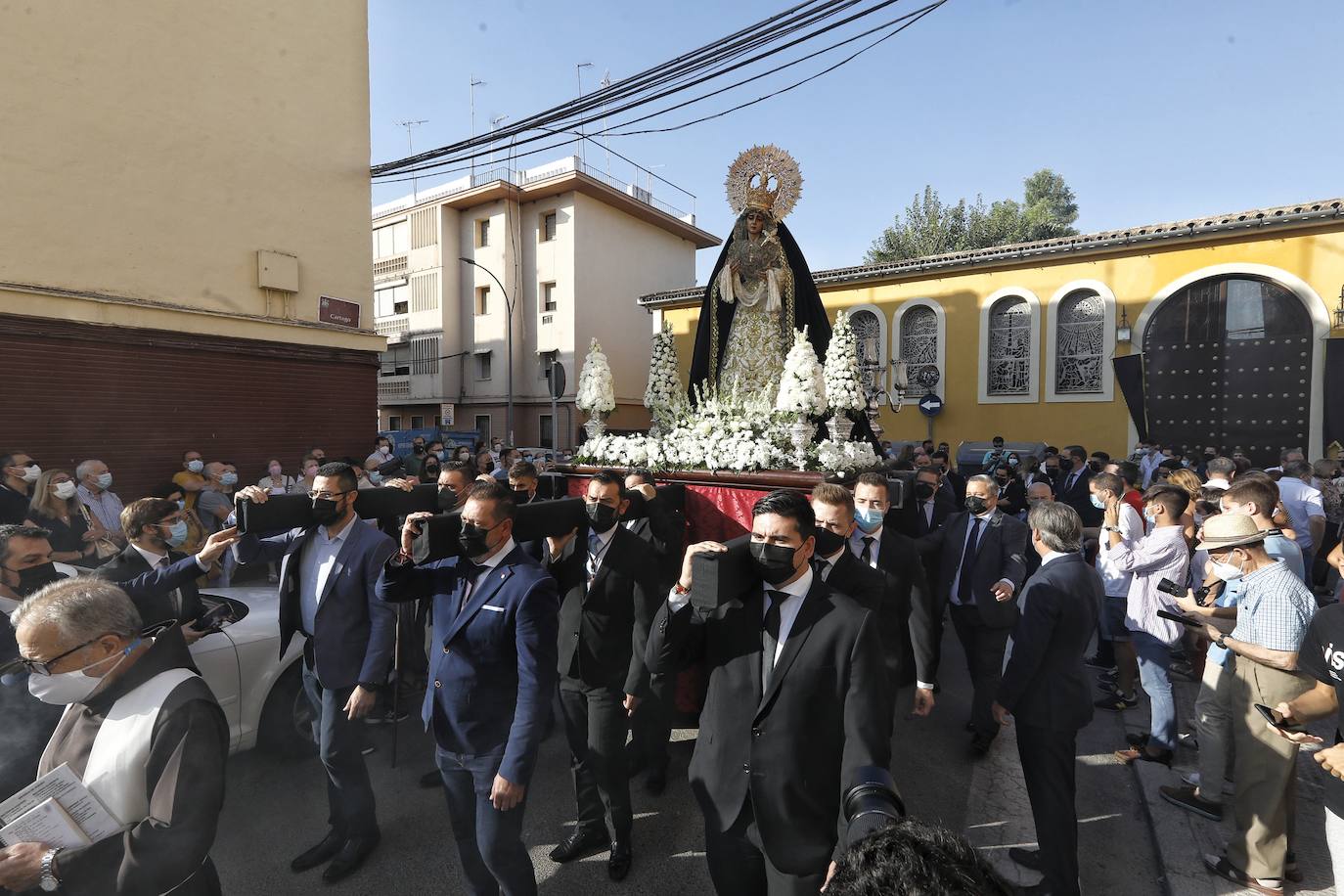 El rezo del rosario de La Soledad, en imágenes