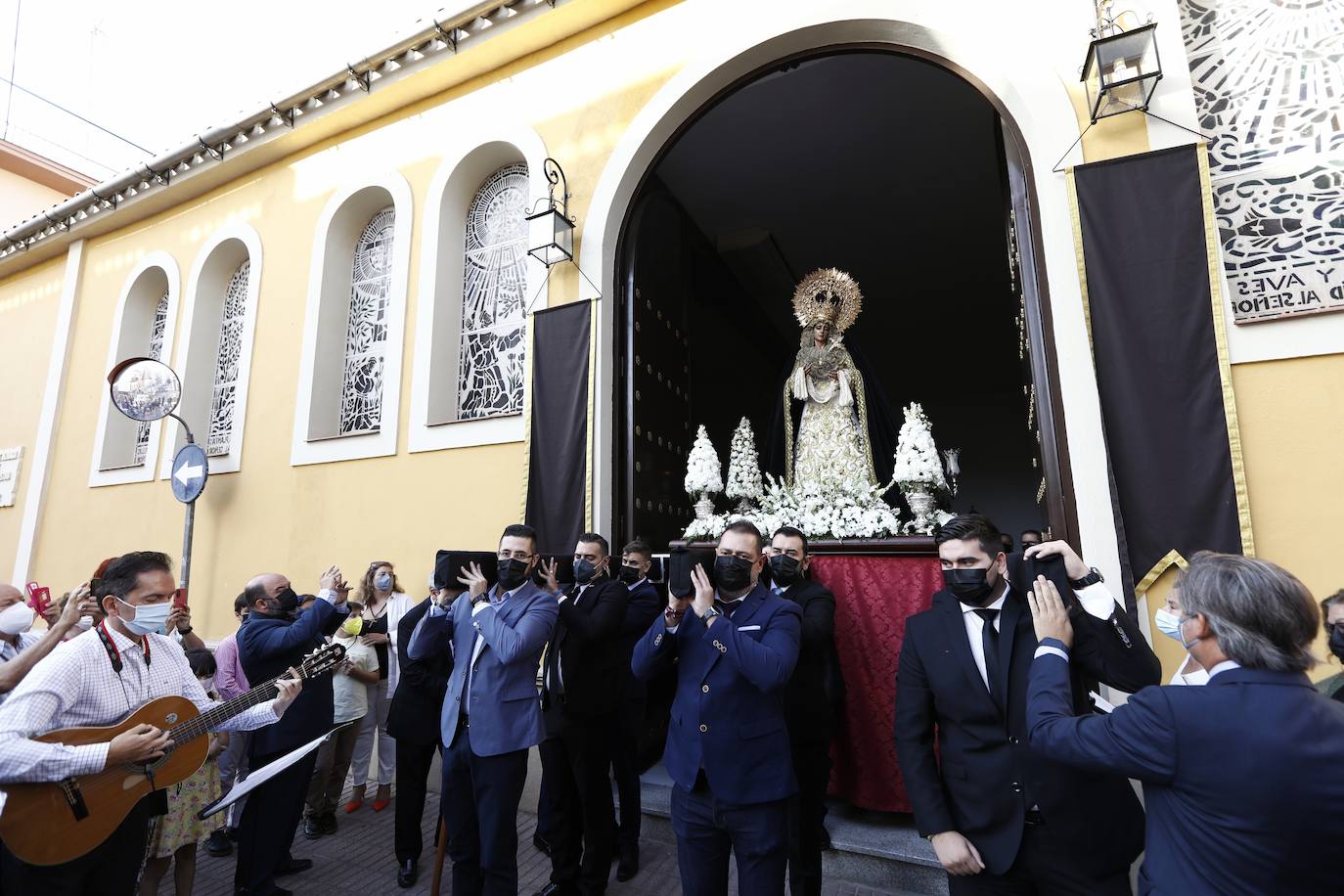 El rezo del rosario de La Soledad, en imágenes