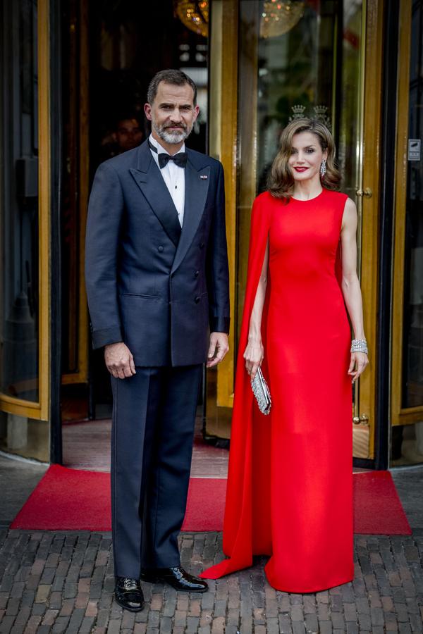 2017 - Los vestidos más icónicos de la Reina Letizia. En el 50 cumpleaños de Guillermo de Holanda se convirtió en el centro de todas las miradas con este vestido rojo con capa de Stella McCartney al que añadió un brazalete de Cartier que perteneció a la reina Victoria Eugenia y salones de Magrit. Como curiosidad, ese año la modelo Karlie Kloss lució el mismo vestido en blanco en la ceremonia de los Oscar.