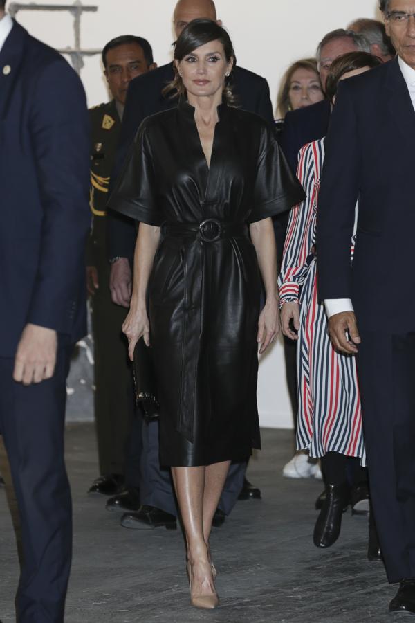 2019 - Los vestidos más icónicos de la Reina Letizia. Uno de sus looks más transgresores lo llevó en la Inauguración de ARCO de 2019 con un vestido de corte camisero de cuero negro de &amp; Other Stories que combinó con salones nude de Prada y clutch de Uterqüe.