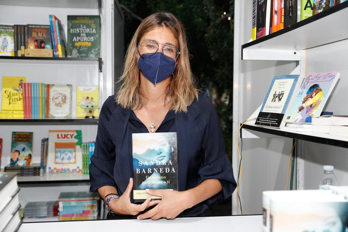La finalista del Premio Planeta Sandra Barneda estuvo firmando los ejemplares de su libro 'Un océano para llegar a ti' en la caseta 64. 