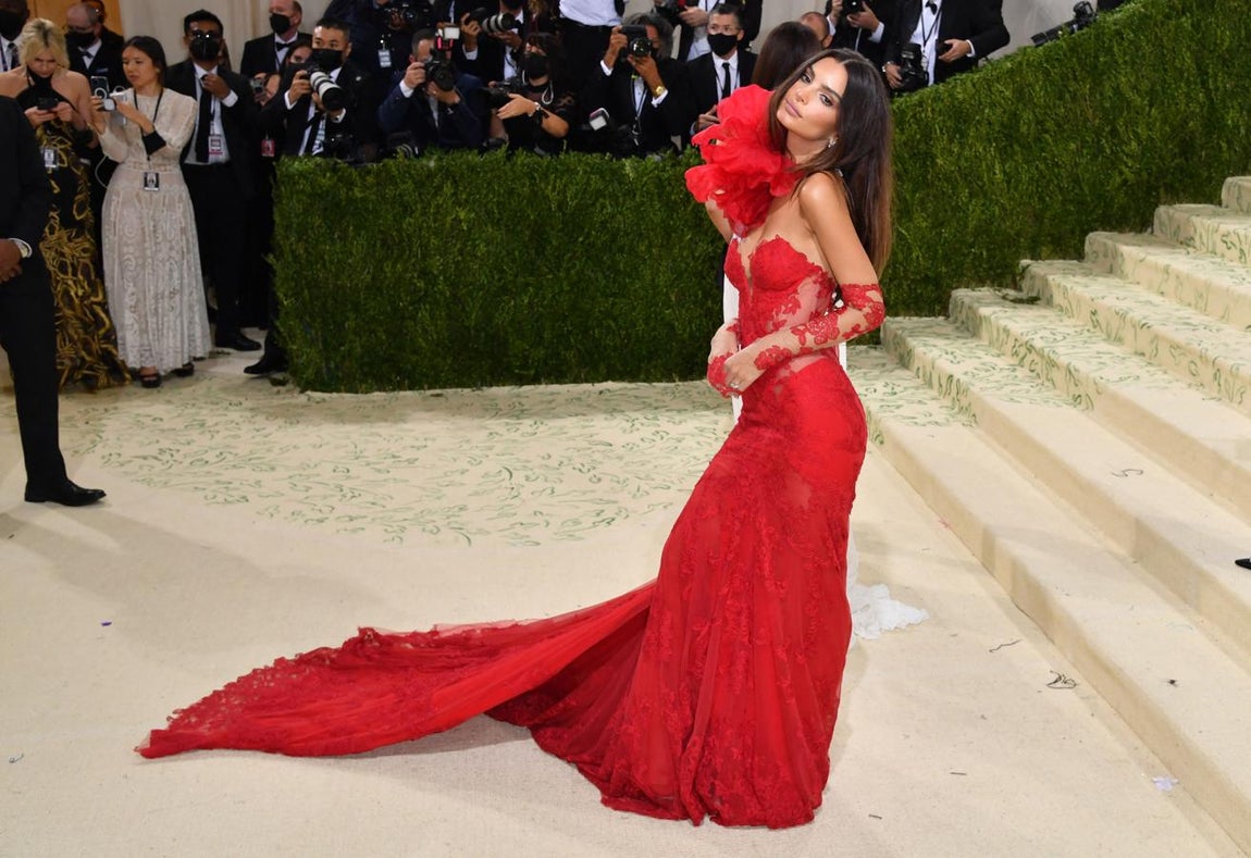 Emily Ratajkowski - Alfombra roja de la Gala MET 2021. Muy sensual con un diseño rojo con encaje y transparencias de Vera Wang que incluía una larga cola con bordados.