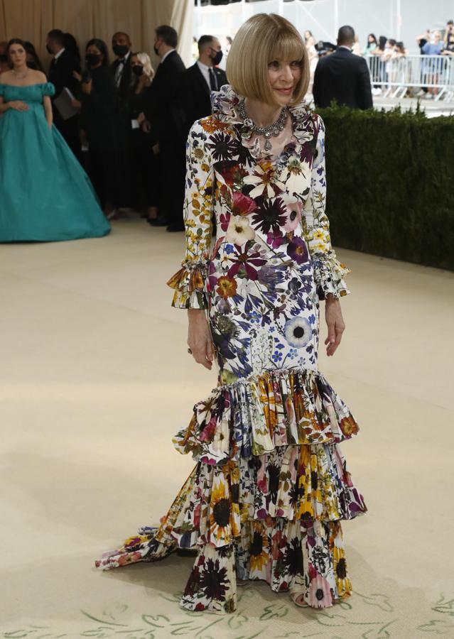 Anna Wintour - Alfombra roja de la Gala MET 2021. La anfitriona lució un vestido de flores de Oscar de la Renta de cuerpo sirena con el cuello alzado, repleto de volantes en el bajo y las mangas.