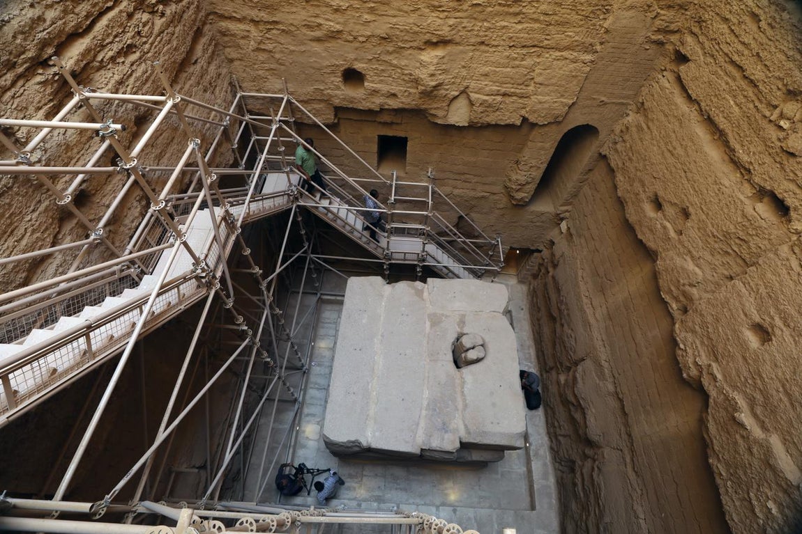 Turistas visitan la cámara funeraria en la tumba restaurada recién abierta al público. 
