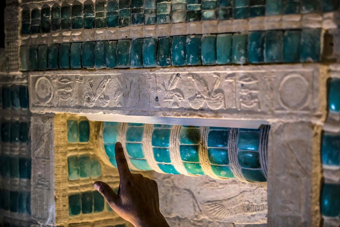 Detalle de la colorida decoración del interior de la tumba de Zoser. 