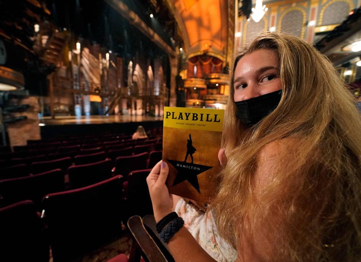 Una espectadora muestra el programa de mano de 'Hamilton' en la reapertura de Broadway tras su cierre de año y medio por la pandemia de Covid-19
