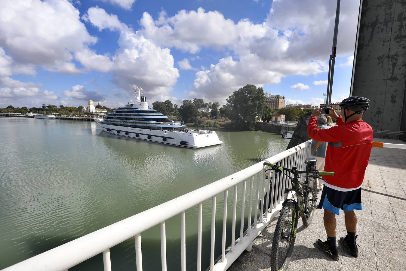 El megayate 'Kaos' abandona la ciudad de Sevilla tras una semana