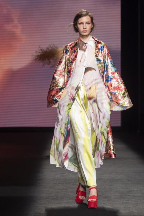 Superposición de prendas fluidas con estampados florales. 