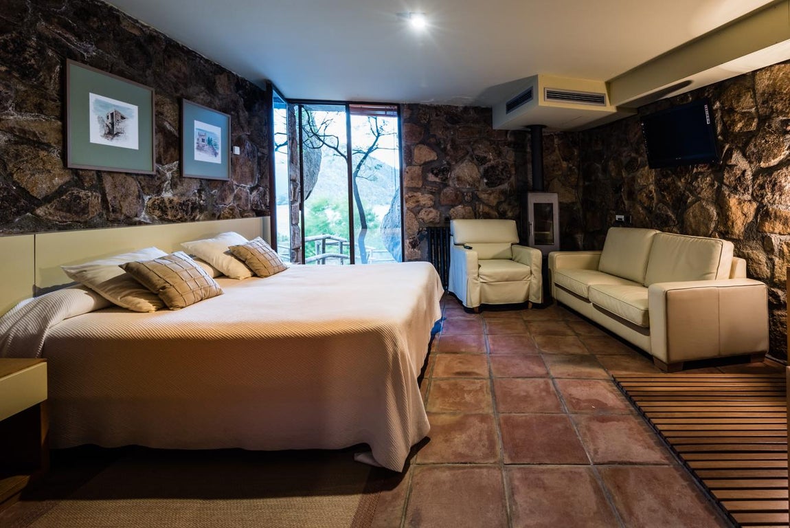 El lujoso castillo medieval que busca dueño. Todas las habitaciones tienen un acabado muy acogedor gracias a los detalles en piedra y madera, además de los grandes ventanales que les confieren un  extra de luz y amplitud.