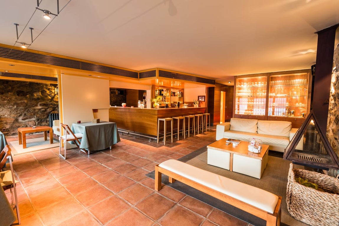 El lujoso castillo medieval que busca dueño. El castillo fue construido con las mejores calidades y dispone de las mejores instalaciones, es completamente autosuficiente gracias a la energía renovable que aportan los paneles solares, además cuenta con 2 grupos electrógenos y la concesión de la CHT para la utilización del agua del embalse.