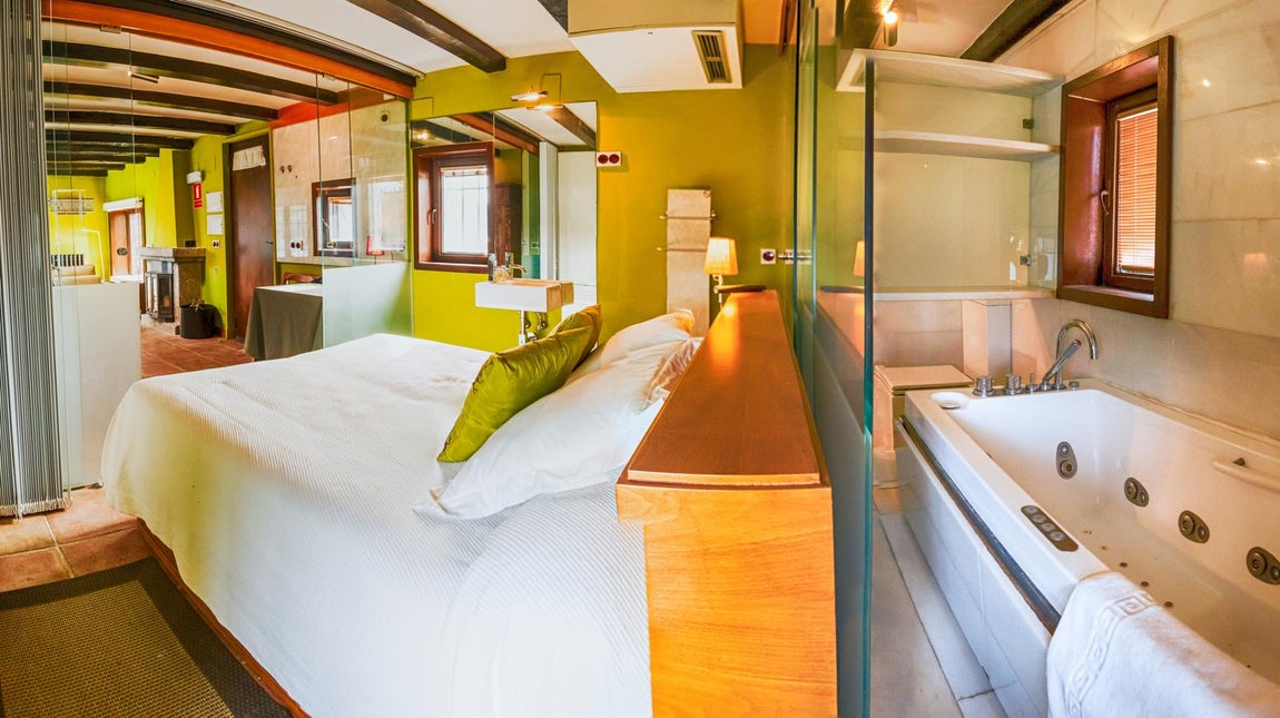 El lujoso castillo medieval que busca dueño. Cuenta con 7 habitaciones en suite con espectaculares vistas al pantano, otras 4 suites con jacuzzi -una de ellas para personas con movilidad reducida- y todas ellas con vistas envidiables al embalse.