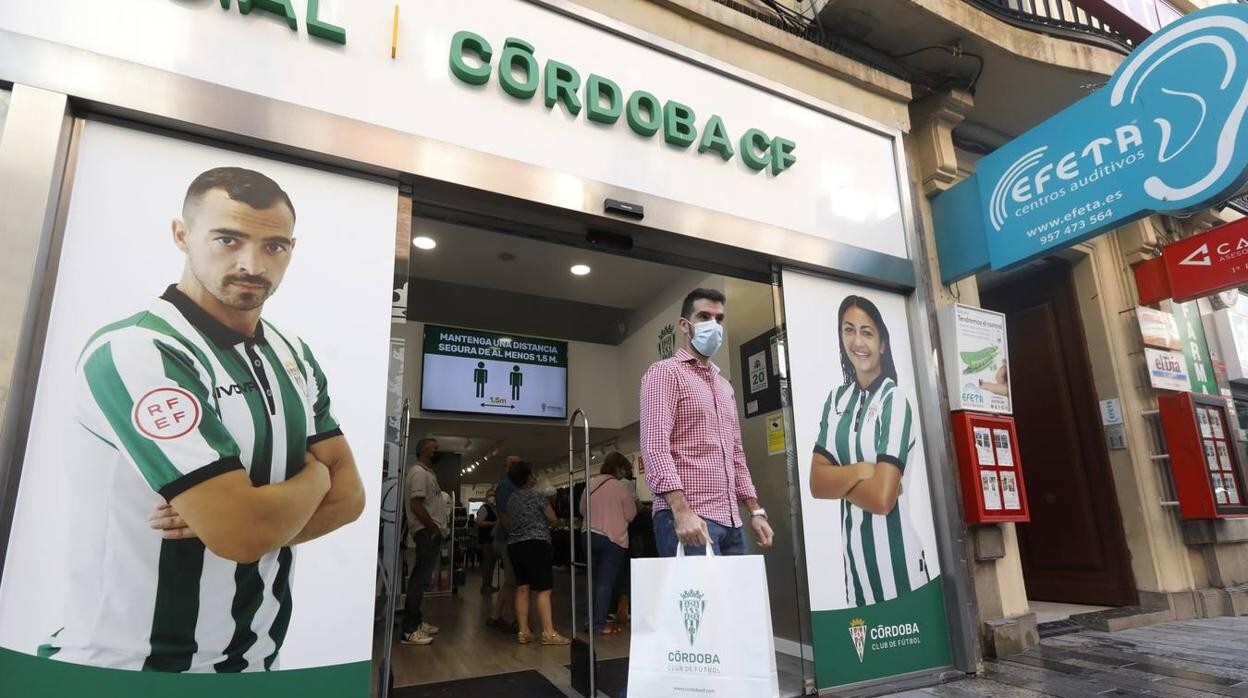 En imágenes, la tienda del Córdoba CF vende ya las nuevas camisetas
