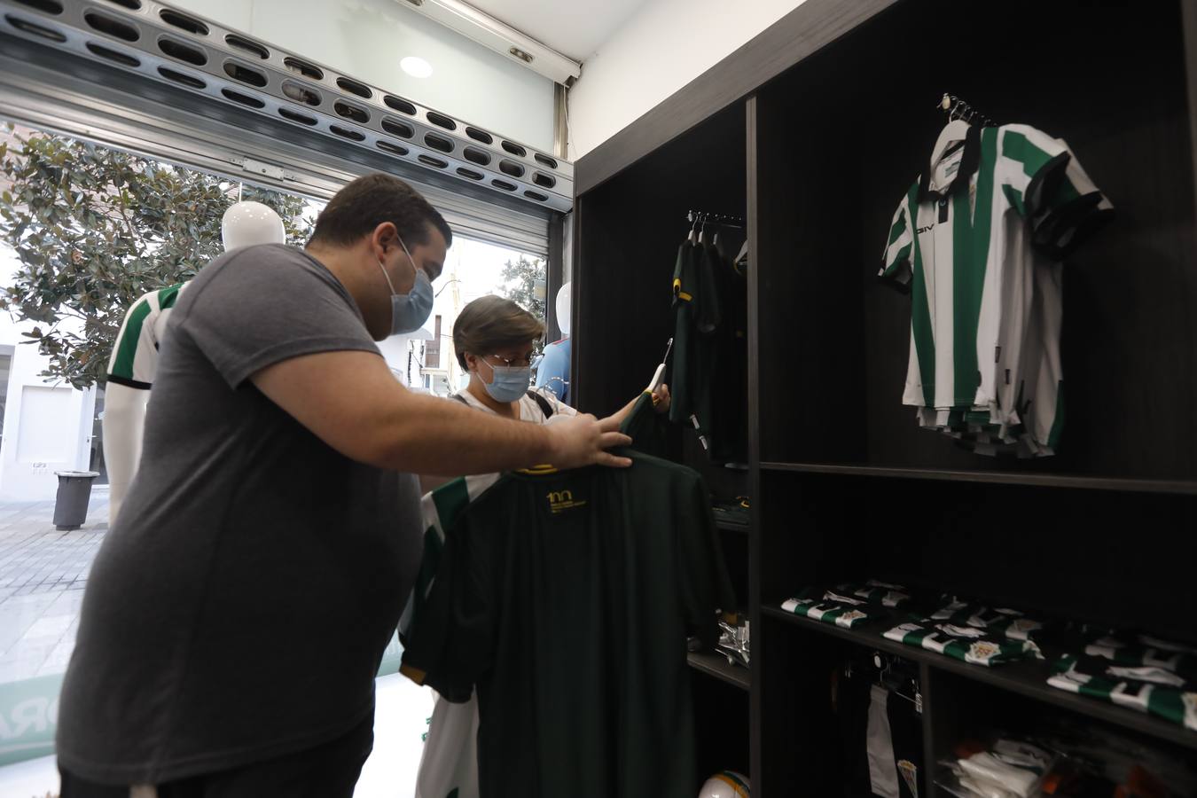 En imágenes, la tienda del Córdoba CF vende ya las nuevas camisetas