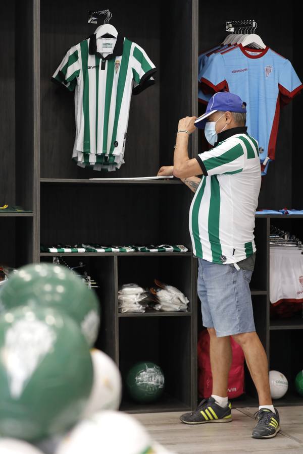 En imágenes, la tienda del Córdoba CF vende ya las nuevas camisetas
