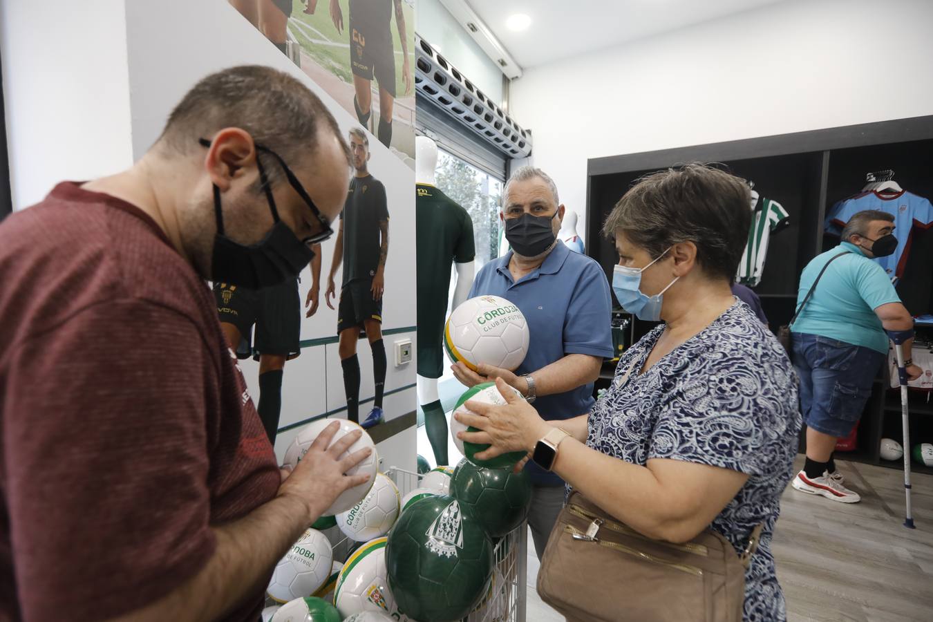 En imágenes, la tienda del Córdoba CF vende ya las nuevas camisetas