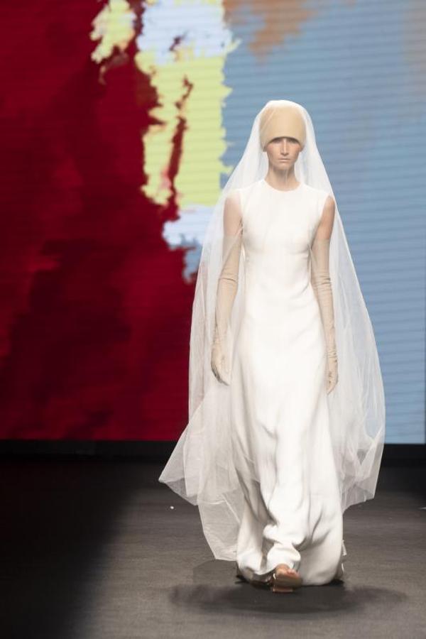 Traje de novia de la colección de Marcos Luengo para primavera/verano 2022. 