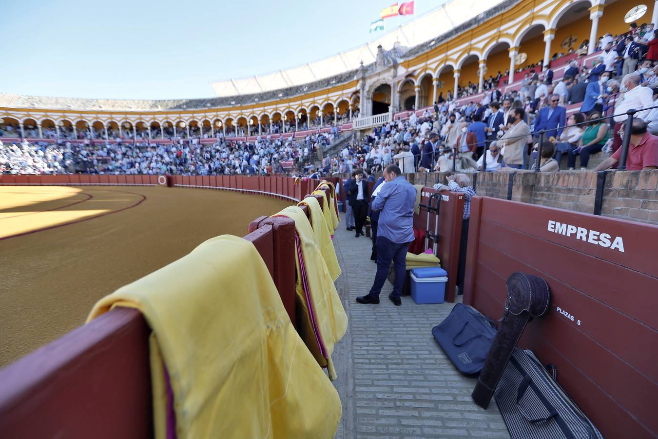 Ambiente de la primera corrida de la Feria de San Miguel de Sevilla