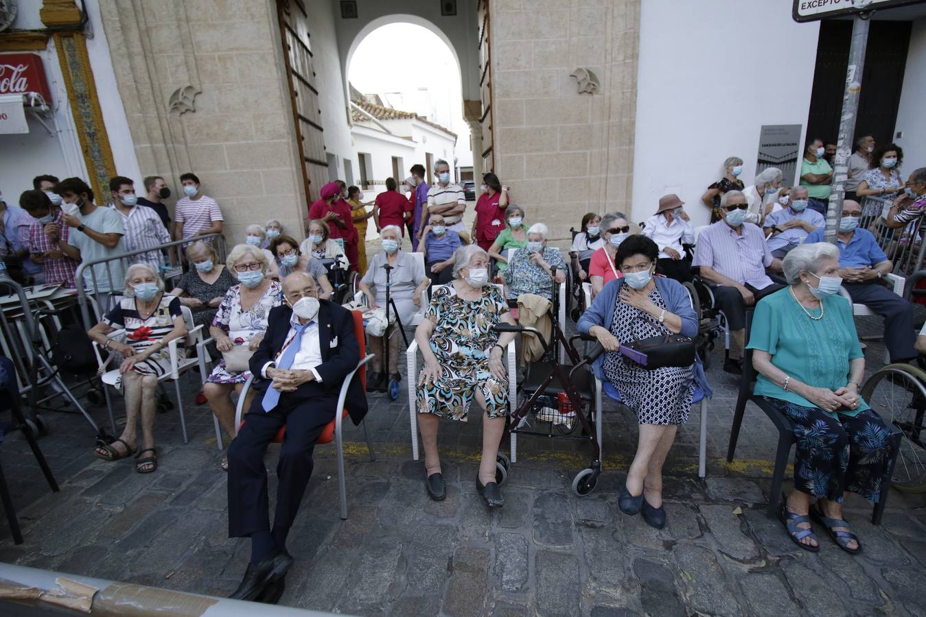 En imágenes: la Pastora de Santa Marina, por las calles de Sevilla