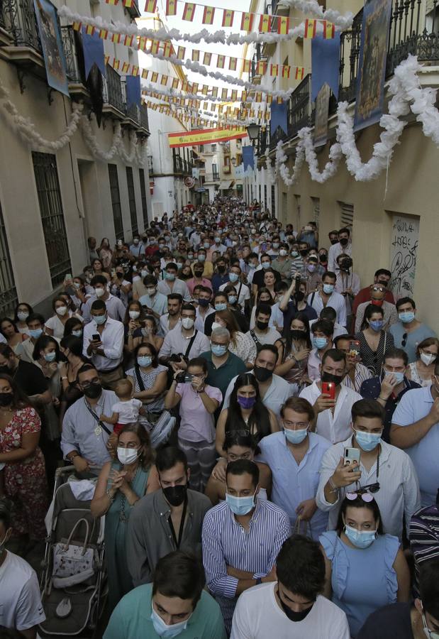 En imágenes: la Pastora de Santa Marina, por las calles de Sevilla