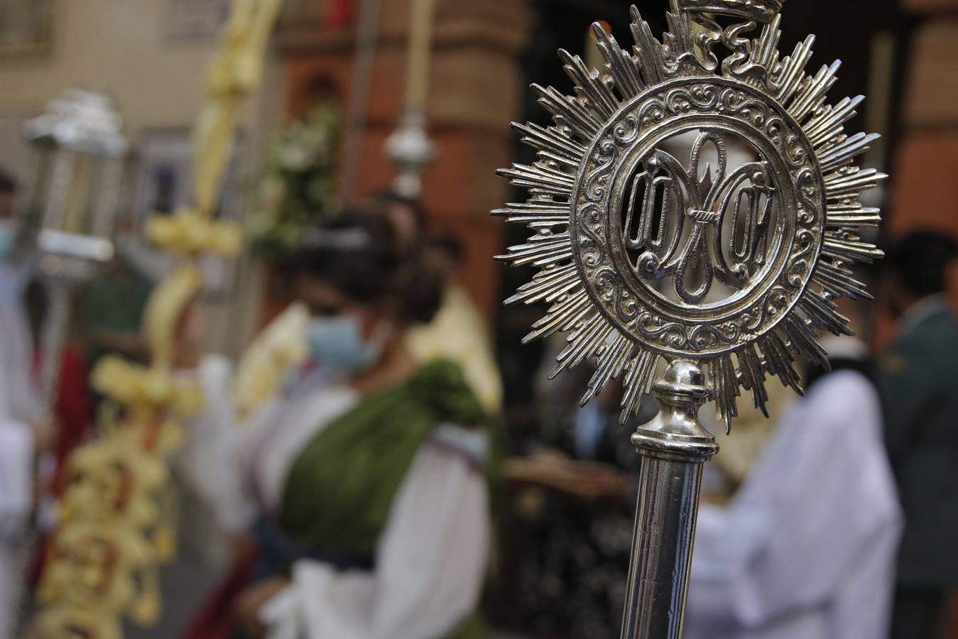 En imágenes: la Pastora de Santa Marina, por las calles de Sevilla