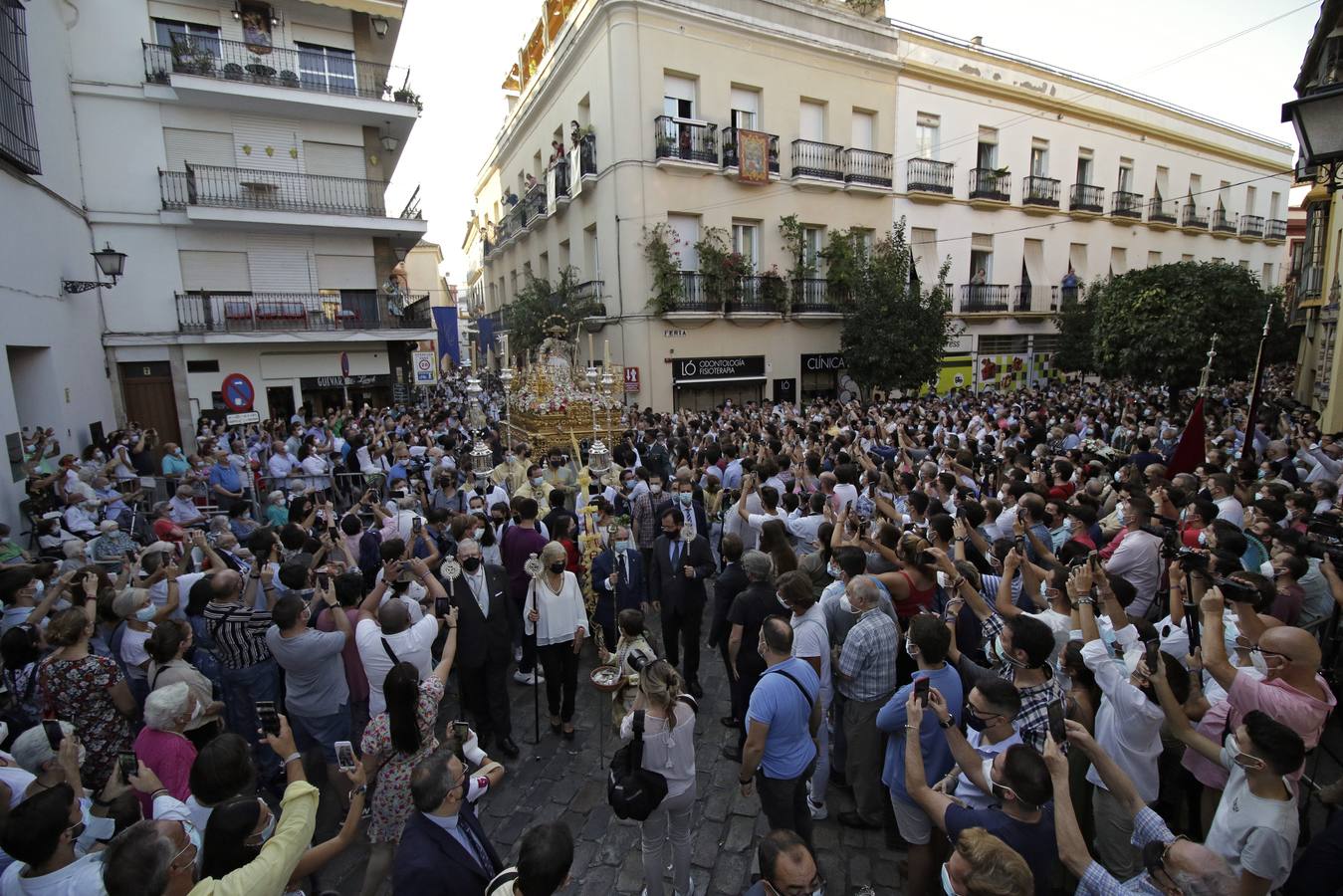 En imágenes: la Pastora de Santa Marina, por las calles de Sevilla