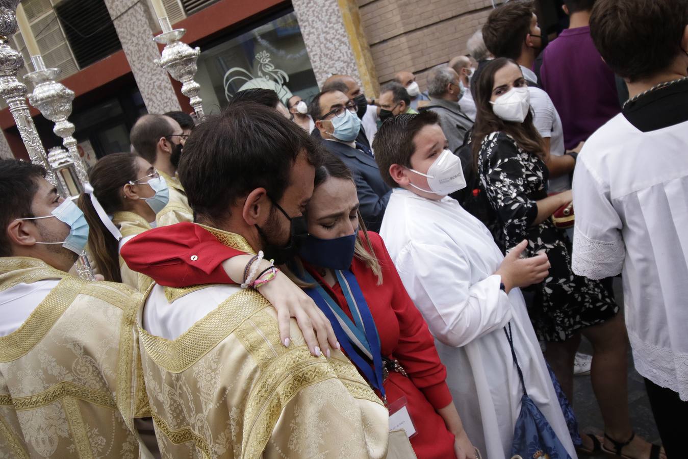 En imágenes: la Pastora de Santa Marina, por las calles de Sevilla