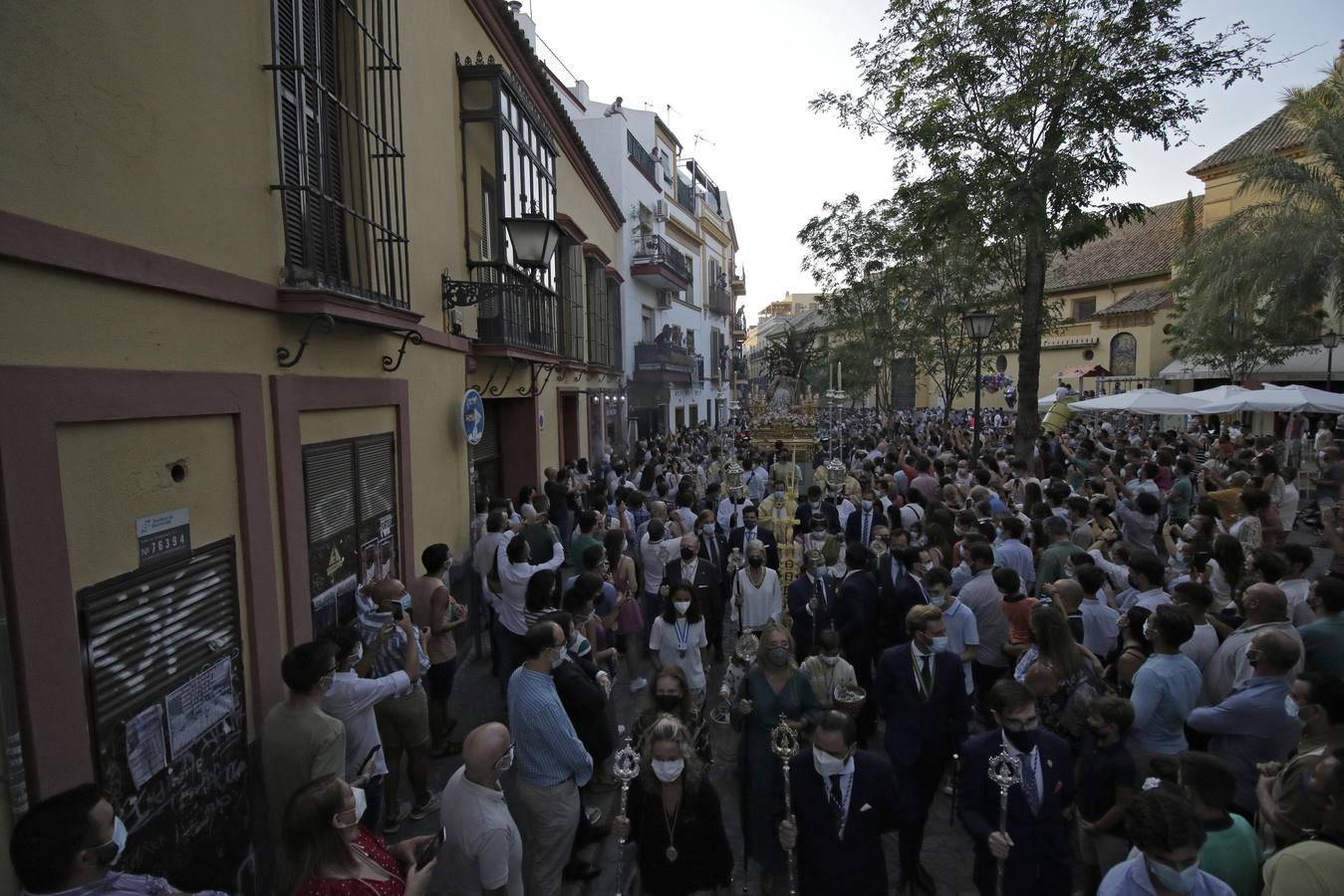 En imágenes: la Pastora de Santa Marina, por las calles de Sevilla