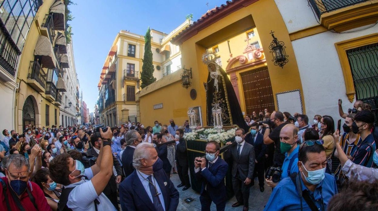 En imágenes, el Rosario de la Aurora de la Hermandad de la Vera Cruz