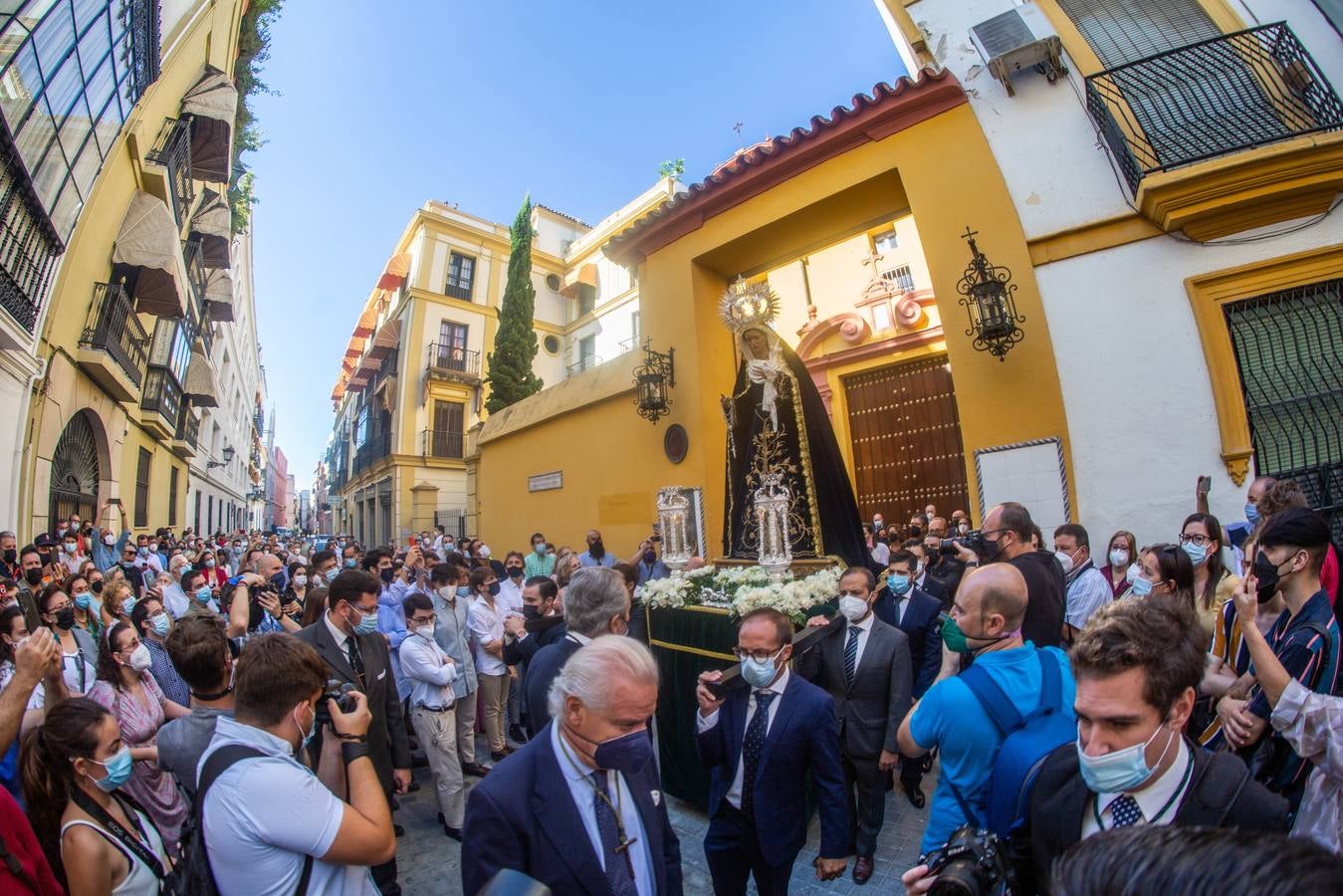 Numerosos cofrades se han asistido este domingo al Rosario de la Aurora de la Hermandad de la Vera Cruz