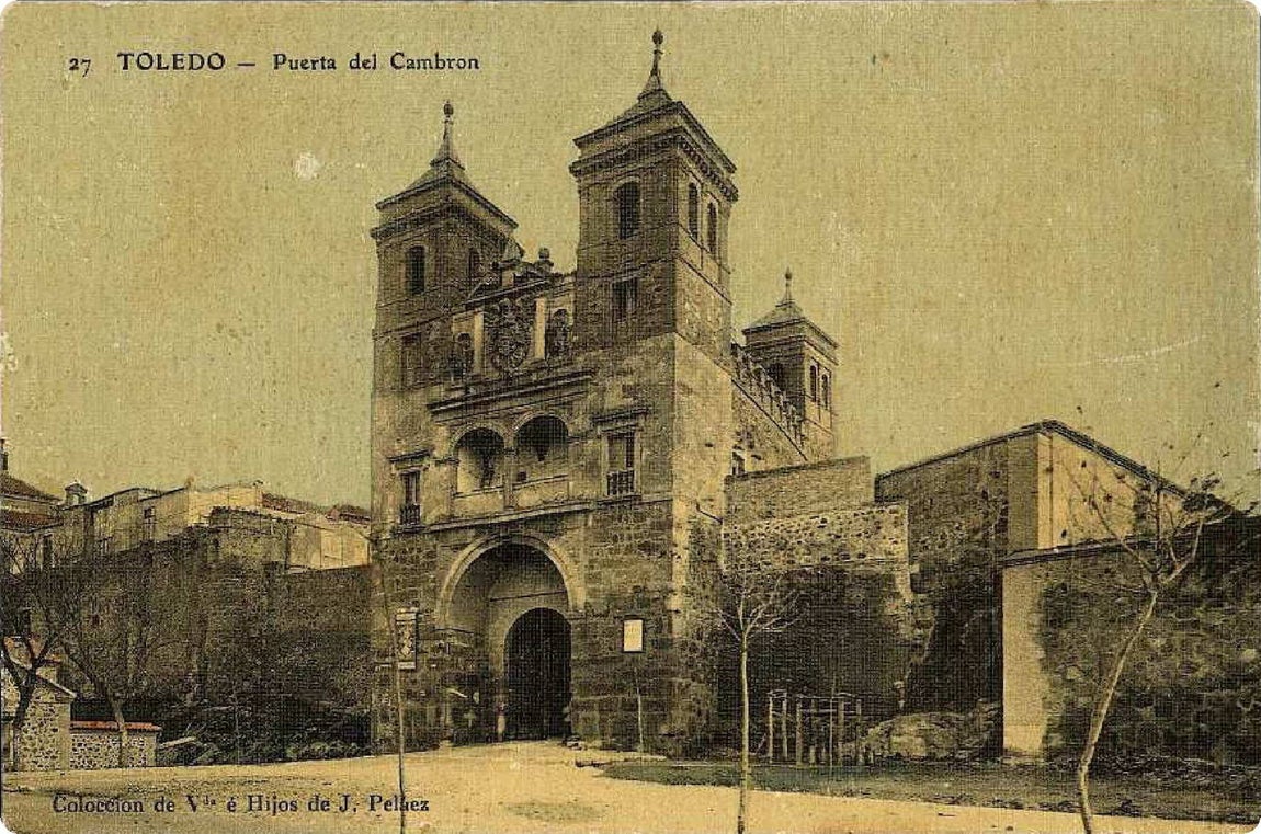 Puerta del Cambrón. A la derecha, un resto de la antigua muralla que, en 1853, fue derribada para crear la travesía hacia San Martín. Postal de Vda. e Hijos de J. Peláez (ca.1913). Archivo Municipal de Toledo. 
